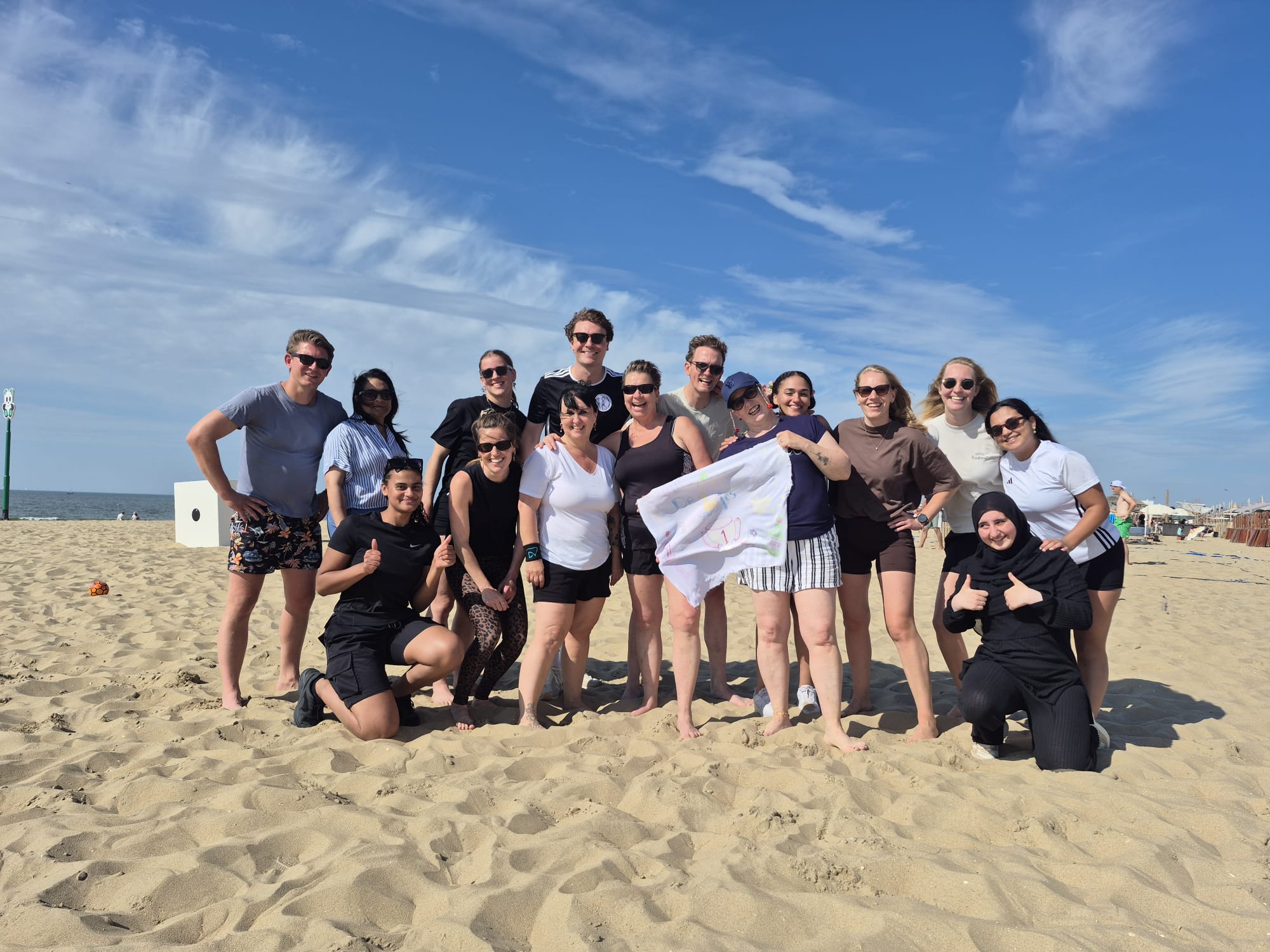 Het team van Dento Volente samen op het strand
