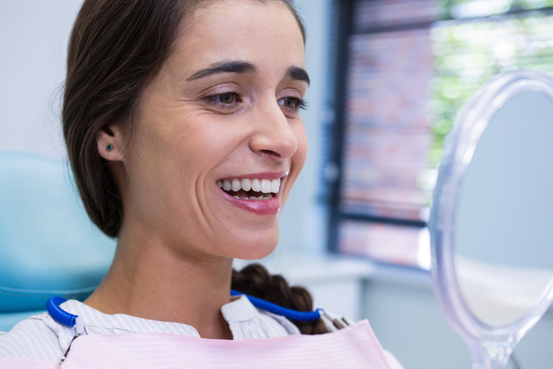 Patiënt bekijkt het resultaat van een mondhygiënebehandeling